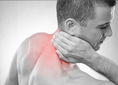 درد ستون فقرات گردنی ممکن است با علایمی مثل درد گردن، درد شانه، درد بازو، مور مور شدن بازوها، دست‌ها یا انگشتان، بی‌حسی بازوها، دست‌ها یا انگشتان